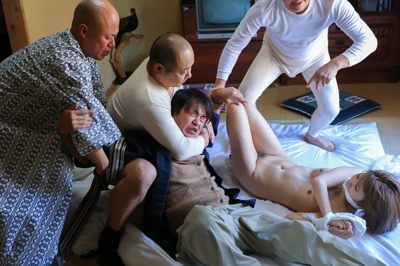 ông xã nhìn cô vợ bị những tên tù vượt ngục cưỡng hiếp