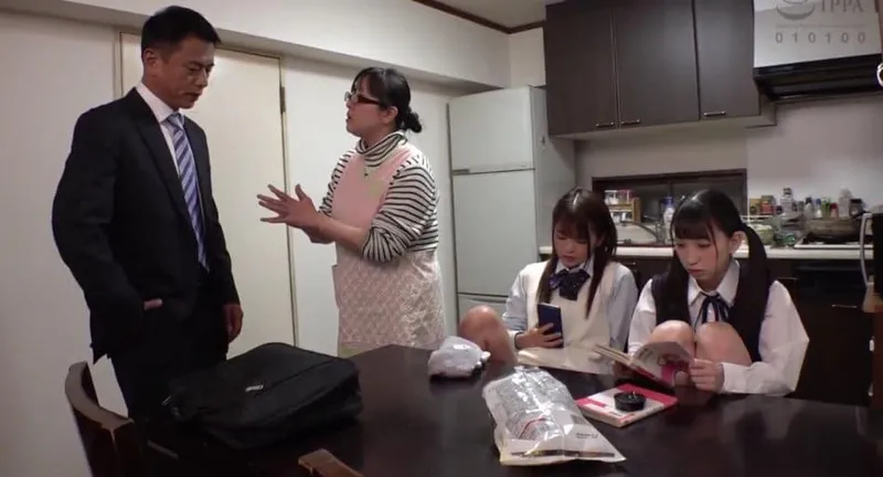 Ngày đầu gặp mặt bố dượng đã đụ 2 con yêu riêng của vợ