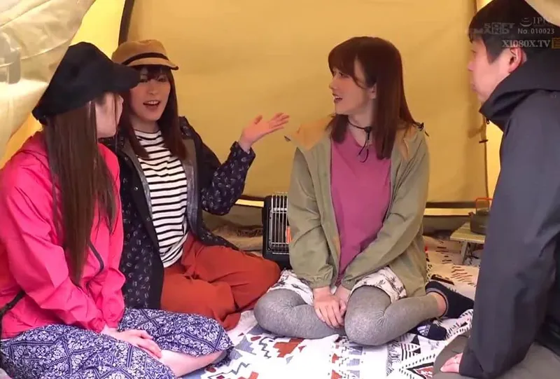 Chuyện lạ đời, người chồng thay vợ yêu đi cắm trại với mấy cô bạn của người vợ ở khu phố…