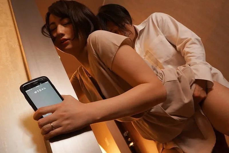 Người vợ đi họp lớp rồi quan hệ với nyc mặc cho chồng ở nhà chờ