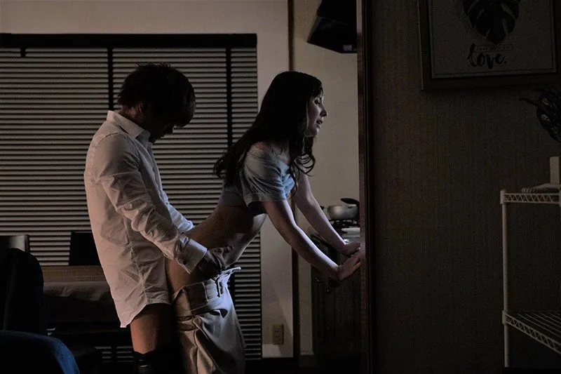 Cấp trên đi bàn việc làm ăn, cậu nhân viên đến nhà xoạc vợ yêu ông ấy