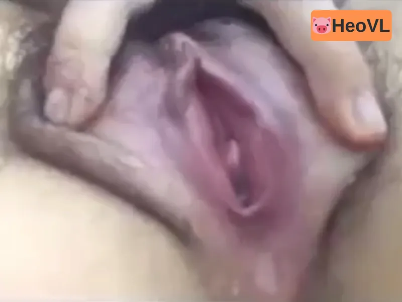 Eny show cận cảnh bím đang thở